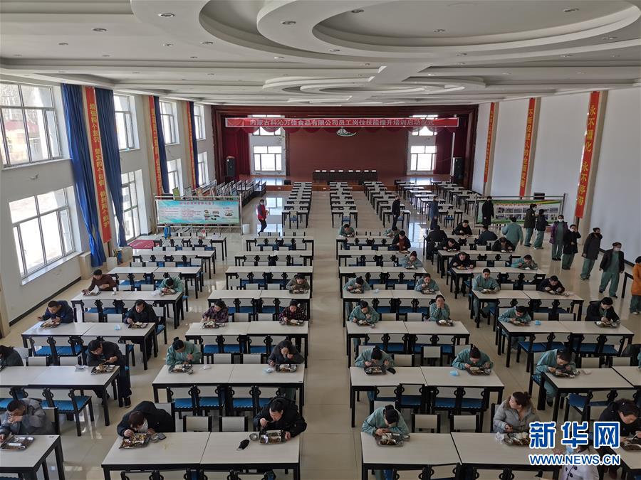 （圖文互動(dòng)）（3）特寫：限人數(shù)、分餐吃、用公筷&mdash;&mdash;偏遠(yuǎn)小城&ldquo;吃飯&rdquo;見(jiàn)聞