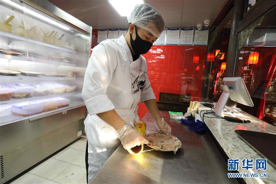 （圖文互動(dòng)）（4）特寫：限人數(shù)、分餐吃、用公筷&mdash;&mdash;偏遠(yuǎn)小城&ldquo;吃飯&rdquo;見(jiàn)聞