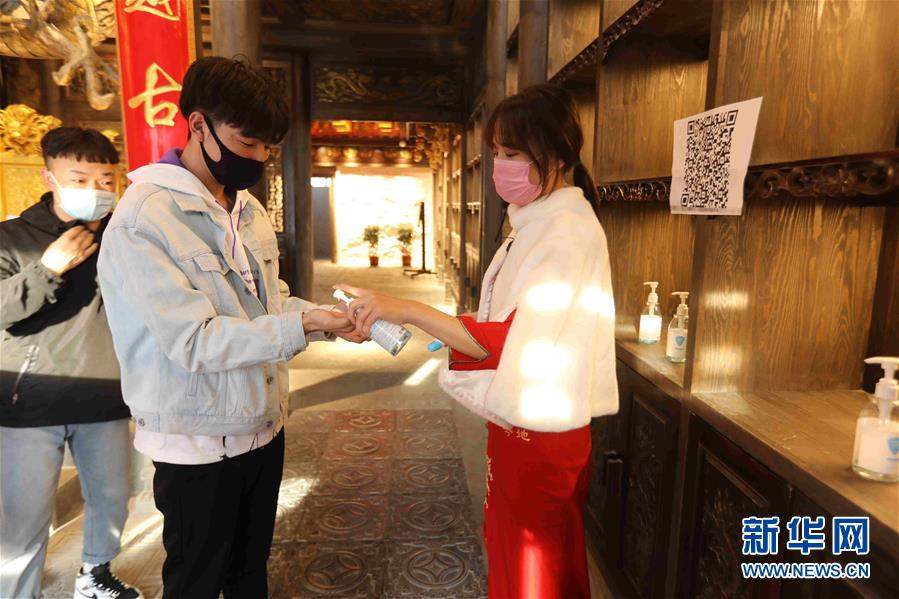 （圖文互動(dòng)）（5）特寫：限人數(shù)、分餐吃、用公筷&mdash;&mdash;偏遠(yuǎn)小城&ldquo;吃飯&rdquo;見(jiàn)聞