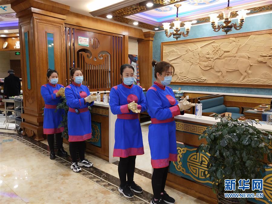 （圖文互動(dòng)）（6）特寫：限人數(shù)、分餐吃、用公筷&mdash;&mdash;偏遠(yuǎn)小城&ldquo;吃飯&rdquo;見(jiàn)聞