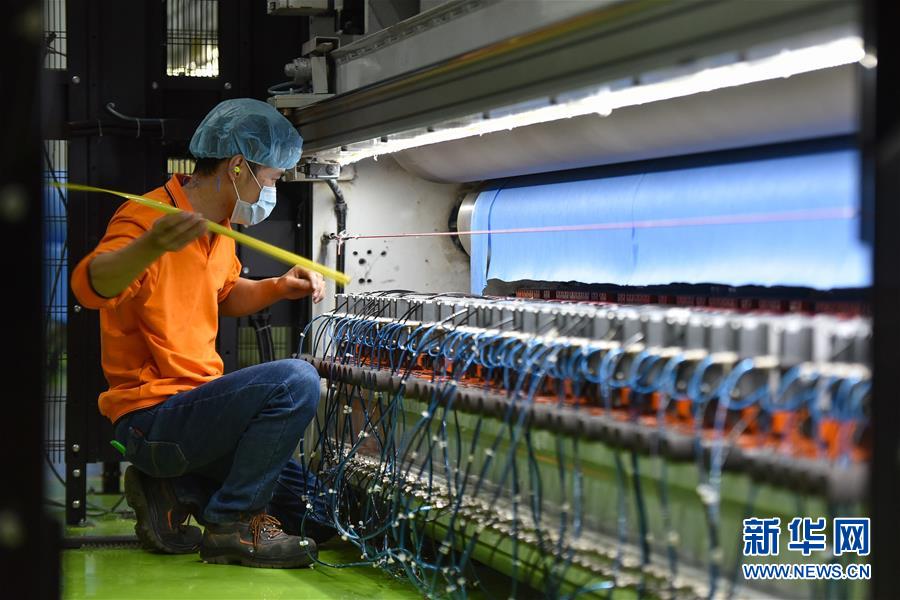 (在習(xí)近平新時代中國特色社會主義思想指引下——新時代新作為新篇章·習(xí)近平總書記關(guān)切事·圖文互動)(20)精準(zhǔn)發(fā)力抓統(tǒng)籌——各地落實(shí)“分區(qū)分級”有序恢復(fù)生產(chǎn)生活