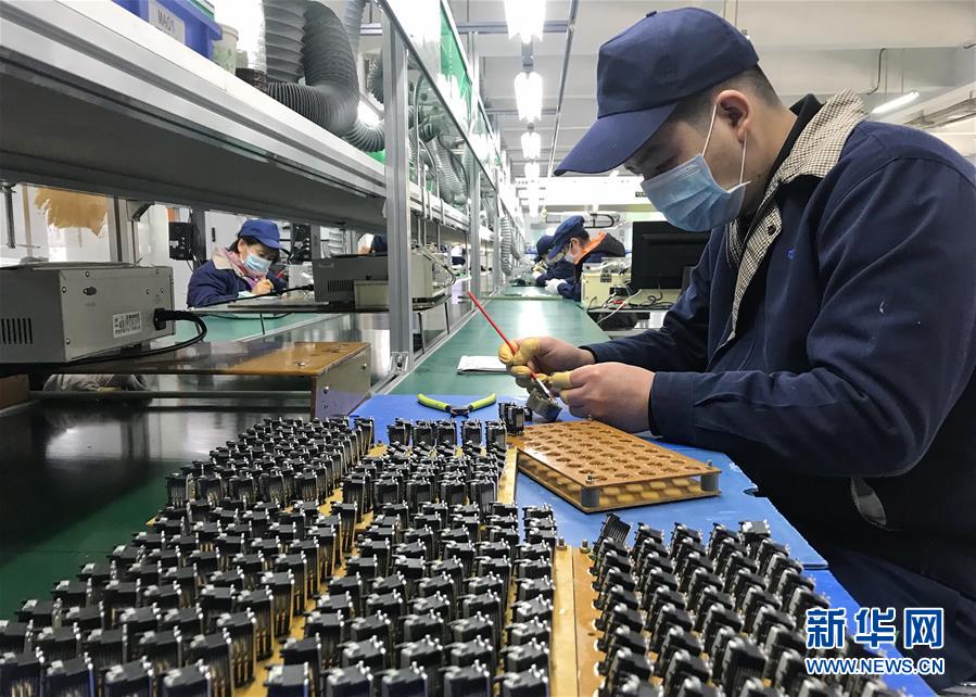 (在習(xí)近平新時代中國特色社會主義思想指引下——新時代新作為新篇章·習(xí)近平總書記關(guān)切事·圖文互動)(1)精準(zhǔn)發(fā)力抓統(tǒng)籌——各地落實(shí)“分區(qū)分級”有序恢復(fù)生產(chǎn)生活