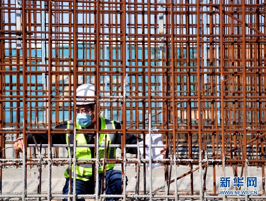 (一線抗疫群英譜·圖文互動)(6)和時間搶生命——記鄭州岐伯山醫(yī)院“90后”參建者梁少智