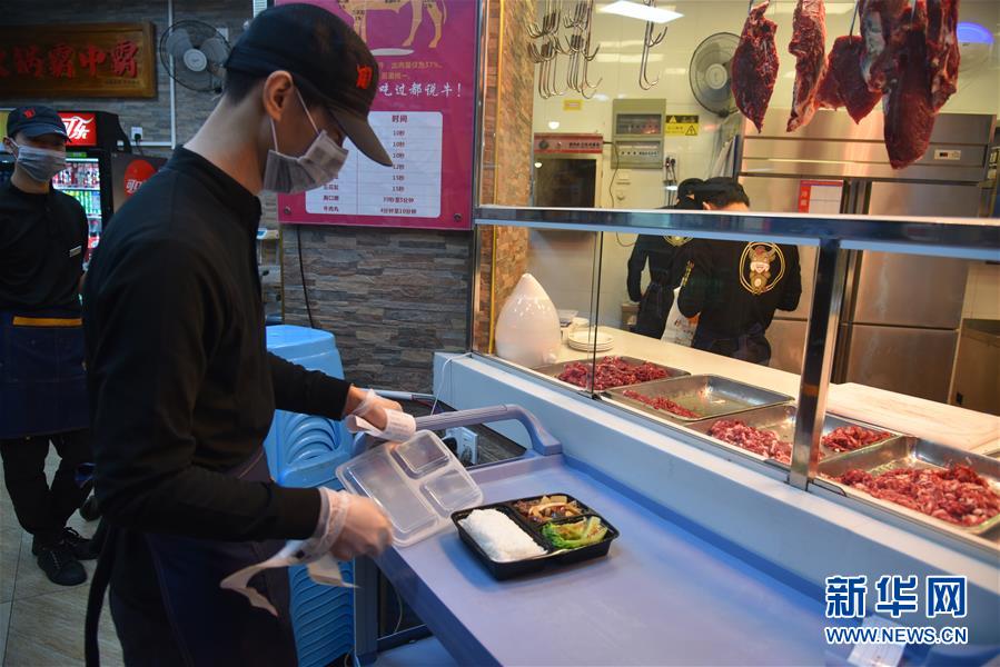 （聚焦復(fù)工復(fù)產(chǎn)&middot;圖文互動(dòng)）（3）觸網(wǎng)接單、開發(fā)簡餐、直播賣貨&mdash;&mdash;餐企換招自救