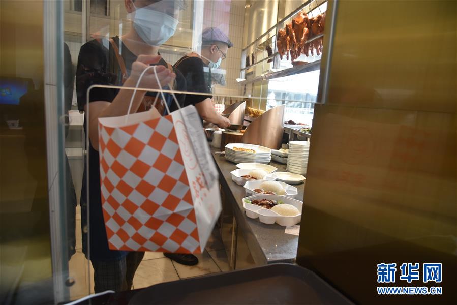 （聚焦復(fù)工復(fù)產(chǎn)&middot;圖文互動(dòng)）（4）觸網(wǎng)接單、開發(fā)簡餐、直播賣貨&mdash;&mdash;餐企換招自救