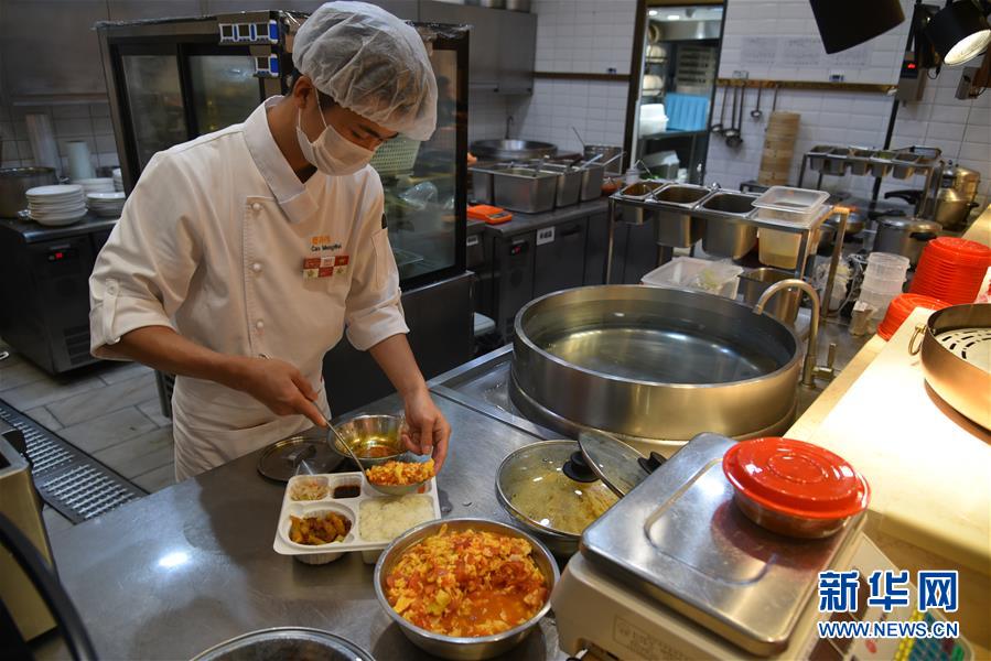 （聚焦復(fù)工復(fù)產(chǎn)&middot;圖文互動(dòng)）（5）觸網(wǎng)接單、開發(fā)簡餐、直播賣貨&mdash;&mdash;餐企換招自救