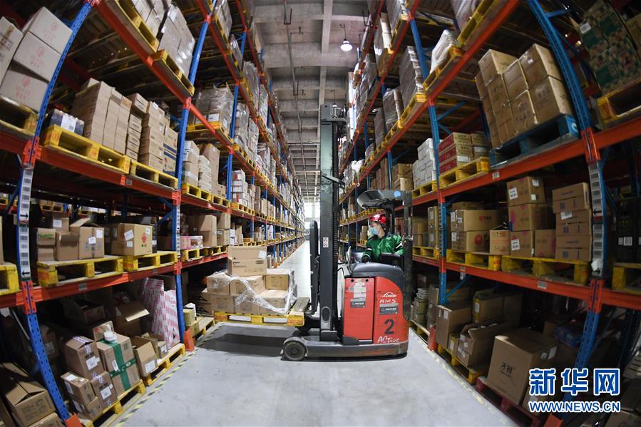 （新華全媒頭條&middot;在習(xí)近平新時代中國特色社會主義思想指引下&mdash;&mdash;新時代新作為新篇章&middot;圖文互動）（9）同心戰(zhàn)&ldquo;疫&rdquo;彰顯人民至上&mdash;&mdash;各地各部門貫徹落實習(xí)近平總書記重要指示精神統(tǒng)籌推進疫情防控和經(jīng)濟社會發(fā)展 