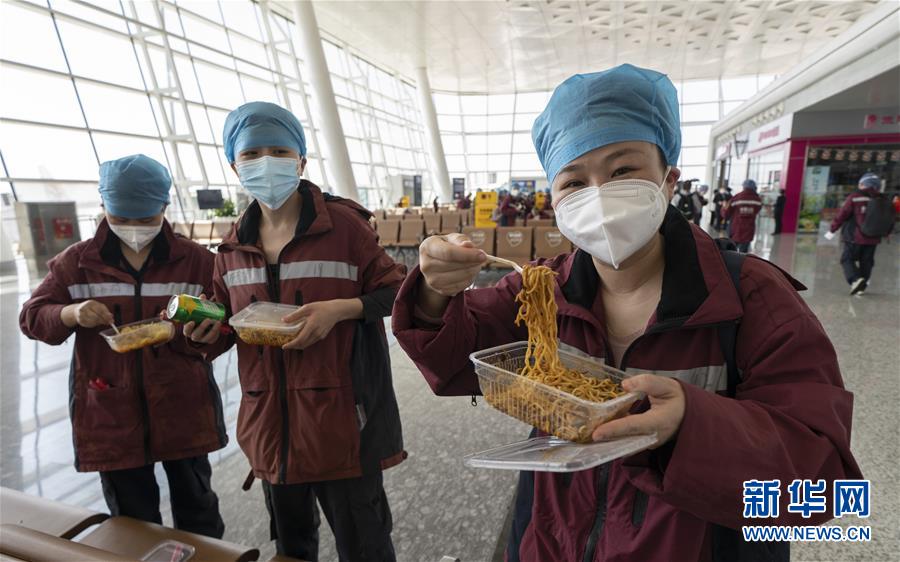 （新華全媒頭條&middot;圖文互動(dòng)）（13）最美逆行者，武漢永遠(yuǎn)記得你！&mdash;&mdash;首批援鄂醫(yī)療隊(duì)返程紀(jì)實(shí)