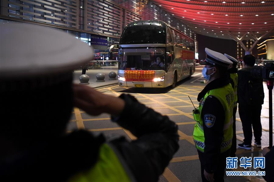 （新華全媒頭條&middot;圖文互動(dòng)）（15）最美逆行者，武漢永遠(yuǎn)記得你！&mdash;&mdash;首批援鄂醫(yī)療隊(duì)返程紀(jì)實(shí)