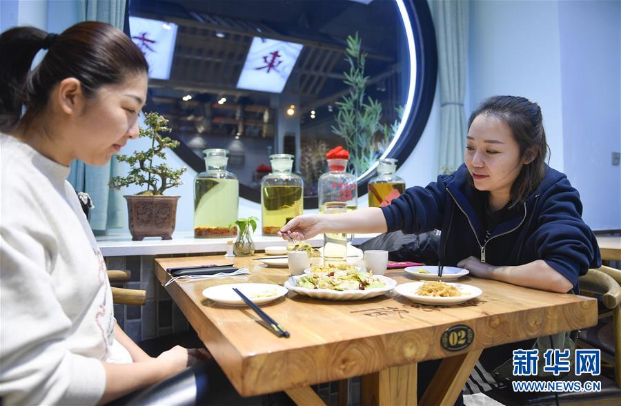 （圖文互動(dòng)）（4）東北&ldquo;大盤菜&rdquo;與&ldquo;公勺公筷&rdquo;攜手同行