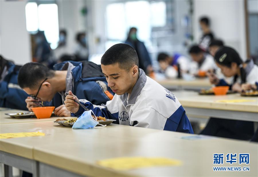 （圖文互動）（6）&ldquo;早&rdquo;安同學(xué)，&ldquo;早&rdquo;安老師！&mdash;&mdash;新疆初高中畢業(yè)班復(fù)課一周回訪見聞