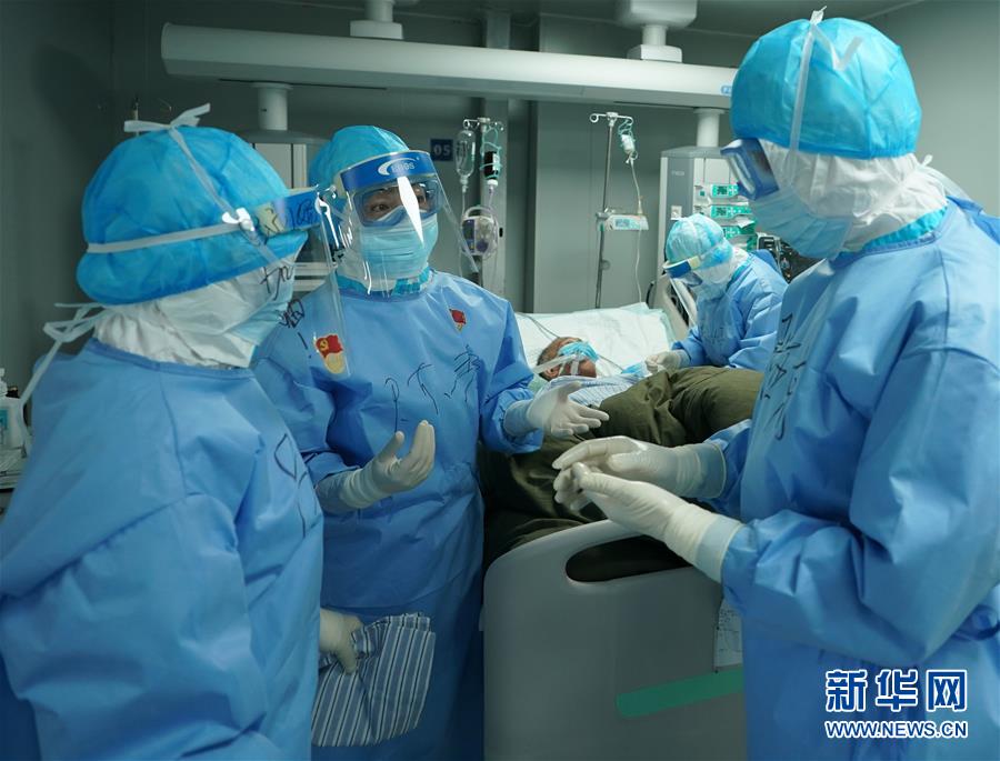 （新華全媒頭條&middot;圖文互動）（7）和時間拼速度 與死神搶生命&mdash;&mdash;火神山醫(yī)院重癥醫(yī)學(xué)一科里的&ldquo;生死戰(zhàn)&rdquo; 