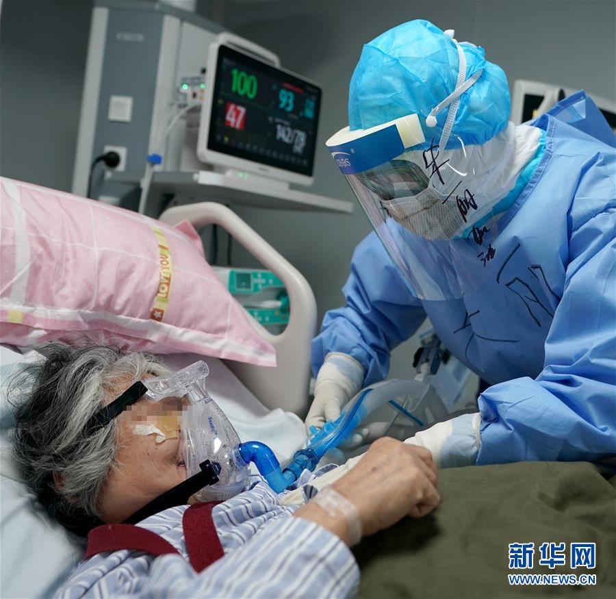 （新華全媒頭條&middot;圖文互動）（12）和時間拼速度 與死神搶生命&mdash;&mdash;火神山醫(yī)院重癥醫(yī)學(xué)一科里的&ldquo;生死戰(zhàn)&rdquo; 