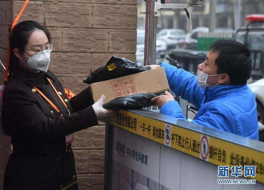 （習(xí)近平致敬的戰(zhàn)&ldquo;疫&rdquo;英雄&middot;社區(qū)工作者篇&middot;圖文互動(dòng)）（3）他們，堅(jiān)守一線戰(zhàn)風(fēng)雨