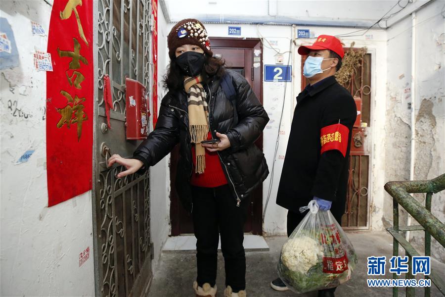 （習(xí)近平致敬的戰(zhàn)&ldquo;疫&rdquo;英雄&middot;社區(qū)工作者篇&middot;圖文互動(dòng)）（6）他們，堅(jiān)守一線戰(zhàn)風(fēng)雨