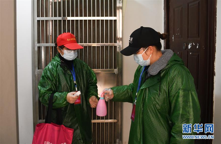 （習(xí)近平致敬的戰(zhàn)&ldquo;疫&rdquo;英雄&middot;社區(qū)工作者篇&middot;圖文互動(dòng)）（9）他們，堅(jiān)守一線戰(zhàn)風(fēng)雨