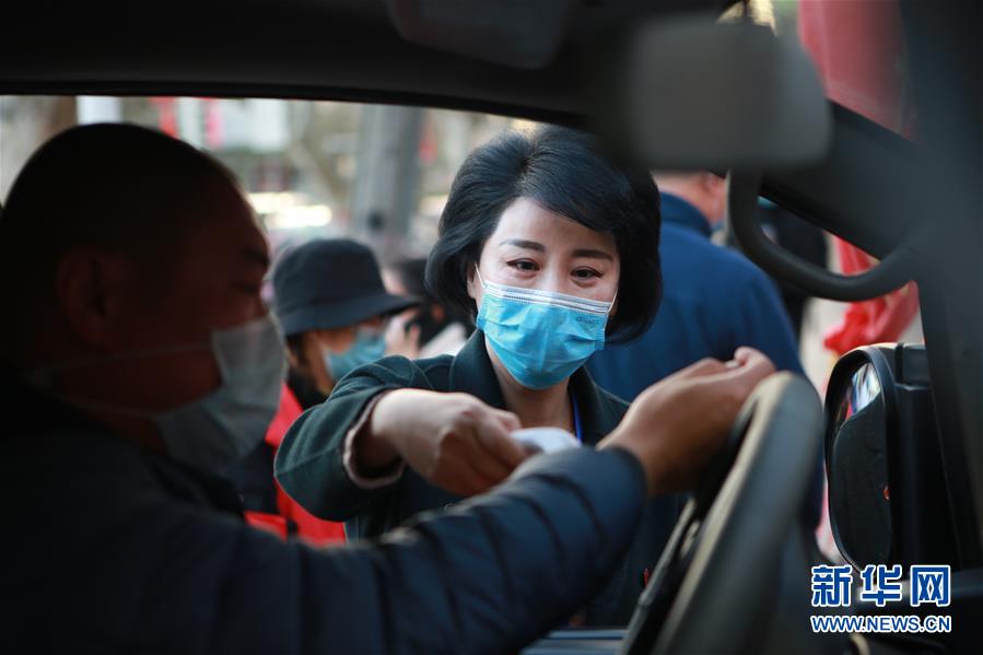 （習近平致敬的戰(zhàn)&ldquo;疫&rdquo;英雄&middot;下沉干部篇&middot;圖文互動）（2）他們，挺身而出守防線