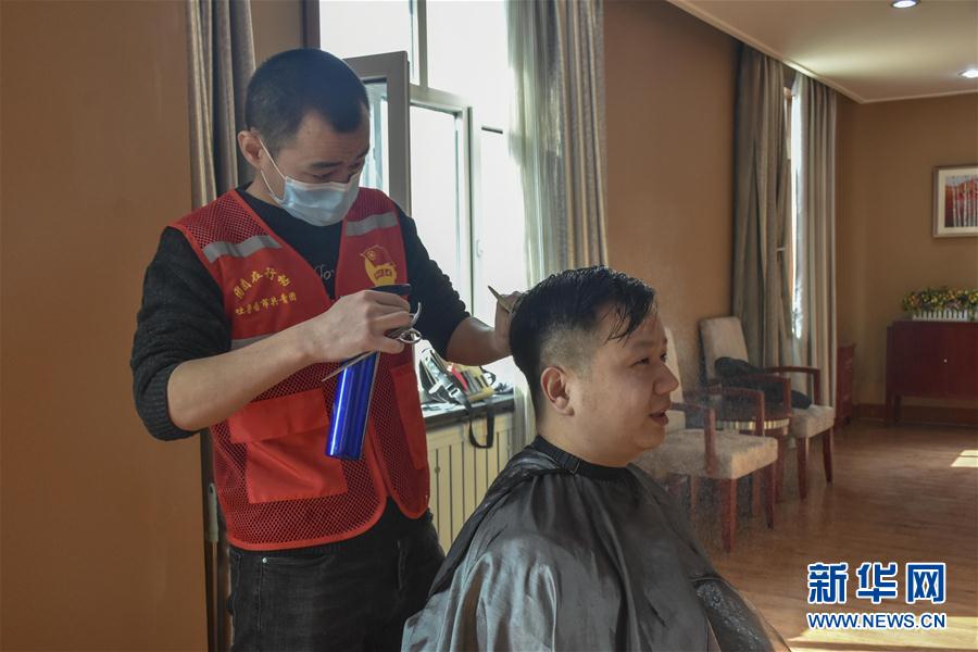 （一線抗疫群英譜&middot;圖文互動(dòng)）（1）&ldquo;小小發(fā)屋&rdquo;溢真情&mdash;&mdash;新疆&ldquo;90后&rdquo;義務(wù)理發(fā)師馬國仁的故事