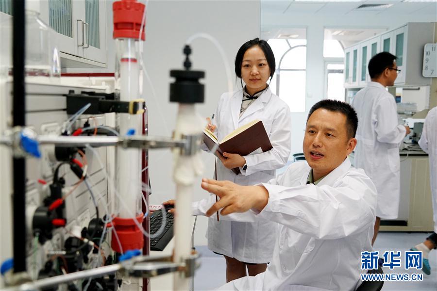 （習(xí)近平致敬的戰(zhàn)&ldquo;疫&rdquo;英雄&middot;科技工作者篇&middot;圖文互動(dòng)）（2）他們，爭(zhēng)分奪秒與病魔較量