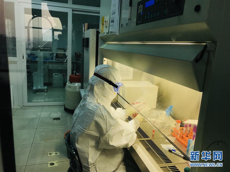 （習(xí)近平致敬的戰(zhàn)&ldquo;疫&rdquo;英雄&middot;科技工作者篇&middot;圖文互動(dòng)）（3）他們，爭(zhēng)分奪秒與病魔較量