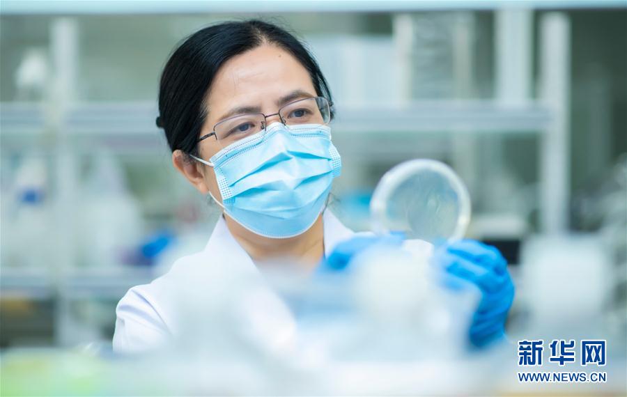 （習(xí)近平致敬的戰(zhàn)&ldquo;疫&rdquo;英雄&middot;科技工作者篇&middot;圖文互動(dòng)）（4）他們，爭(zhēng)分奪秒與病魔較量