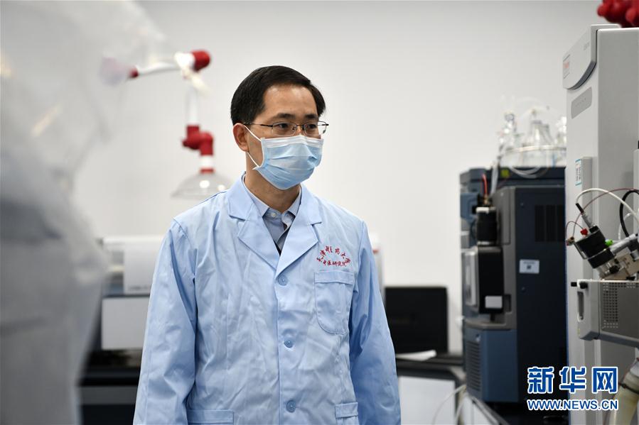 （習(xí)近平致敬的戰(zhàn)&ldquo;疫&rdquo;英雄&middot;科技工作者篇&middot;圖文互動(dòng)）（6）他們，爭(zhēng)分奪秒與病魔較量