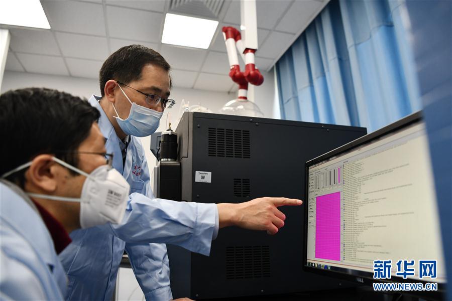 （習(xí)近平致敬的戰(zhàn)&ldquo;疫&rdquo;英雄&middot;科技工作者篇&middot;圖文互動(dòng)）（7）他們，爭(zhēng)分奪秒與病魔較量