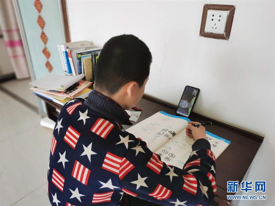 （決戰(zhàn)決勝脫貧攻堅&middot;圖文互動）（1）貧困村的學(xué)生有了免費&ldquo;網(wǎng)約課&rdquo;