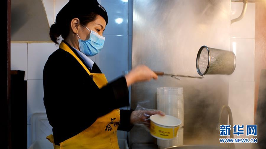 （新華全媒頭條&middot;習近平致敬的戰(zhàn)&ldquo;疫&rdquo;英雄&middot;武漢人民篇&middot;圖文互動）（15）壯哉，大武漢&mdash;&mdash;獻給英雄的武漢人民