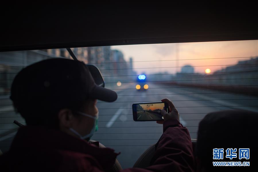 （新華全媒頭條&middot;習近平致敬的戰(zhàn)&ldquo;疫&rdquo;英雄&middot;武漢人民篇&middot;圖文互動）（12）壯哉，大武漢&mdash;&mdash;獻給英雄的武漢人民