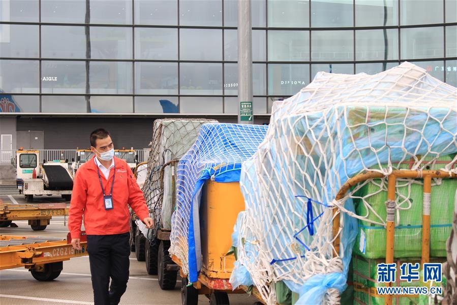 （一線抗疫群英譜&middot;圖文互動）機坪上，他為抗疫物資保駕護航