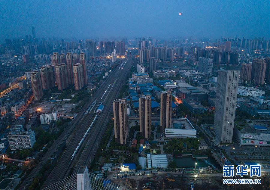 （新華全媒頭條&middot;圖文互動）（4）武漢重啟，不負(fù)春天&mdash;&mdash;寫在武漢&ldquo;解封&rdquo;之際