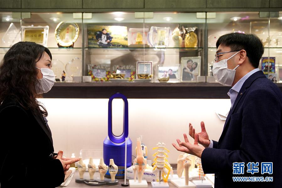 （香港故事&middot;圖文互動）（2）從&ldquo;非典&rdquo;到新冠，一位香港醫(yī)生親歷的兩次抗疫