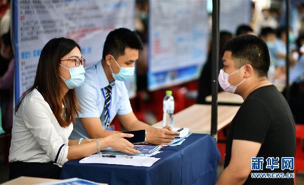 （聚焦復(fù)工復(fù)產(chǎn)）（3）?？谂e辦&ldquo;戰(zhàn)疫情&middot;促就業(yè)&rdquo;招聘會(huì)