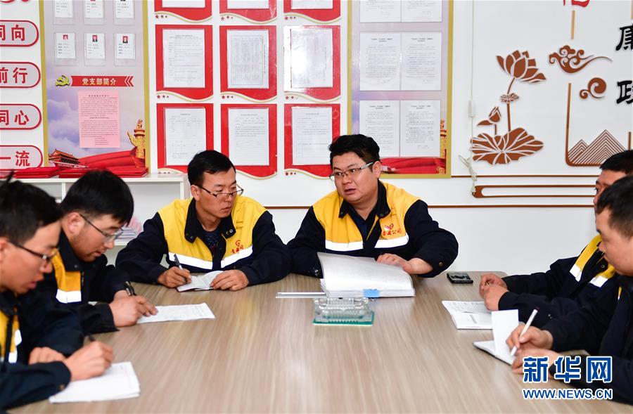 （新華全媒頭條&middot;圖文互動）（12）用腳步和忠誠守護(hù)雪域天路&mdash;&mdash;記青藏鐵路望昆線路車間副主任于本蕃