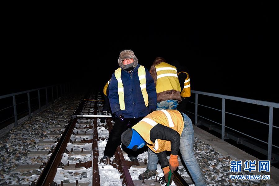 （新華全媒頭條&middot;圖文互動）（8）用腳步和忠誠守護(hù)雪域天路&mdash;&mdash;記青藏鐵路望昆線路車間副主任于本蕃