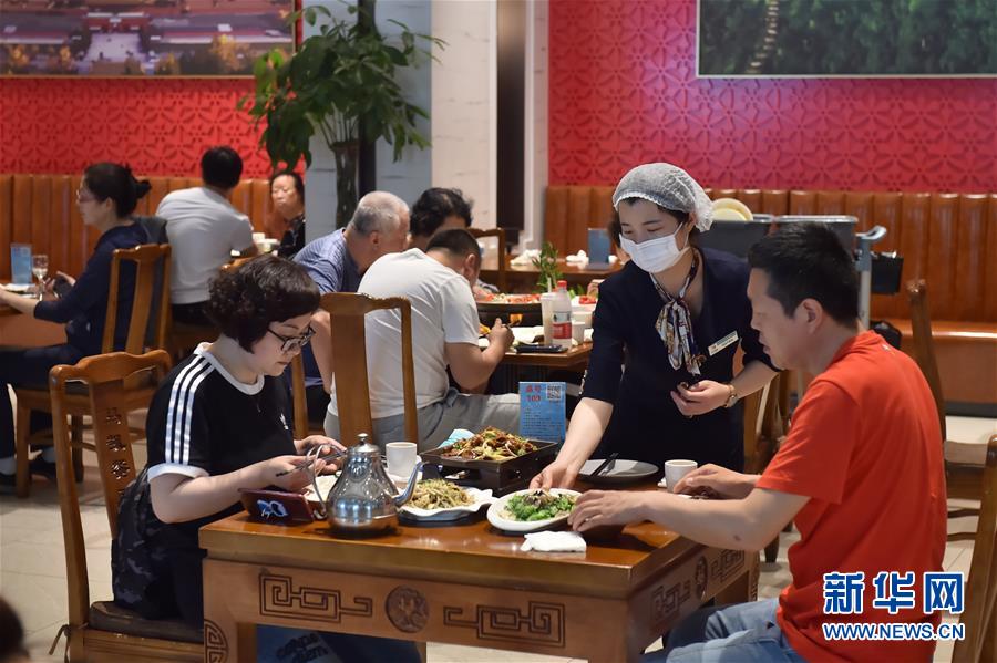 （圖文互動(dòng)）（3）北京節(jié)日市場(chǎng)復(fù)工忙、人氣旺