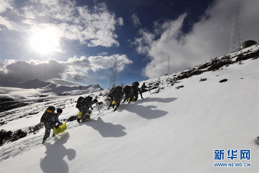 （圖文互動）（1）特寫：山再高，也要把給養(yǎng)送上去！