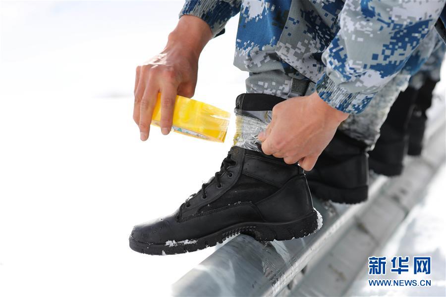 （圖文互動）（2）特寫：山再高，也要把給養(yǎng)送上去！