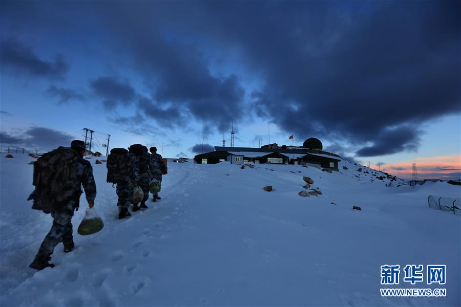 （圖文互動）（5）特寫：山再高，也要把給養(yǎng)送上去！