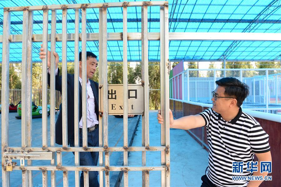 (決戰(zhàn)決勝脫貧攻堅(jiān)·圖文互動(dòng))(1)理發(fā)師“修剪”鄉(xiāng)村游一團(tuán)亂麻