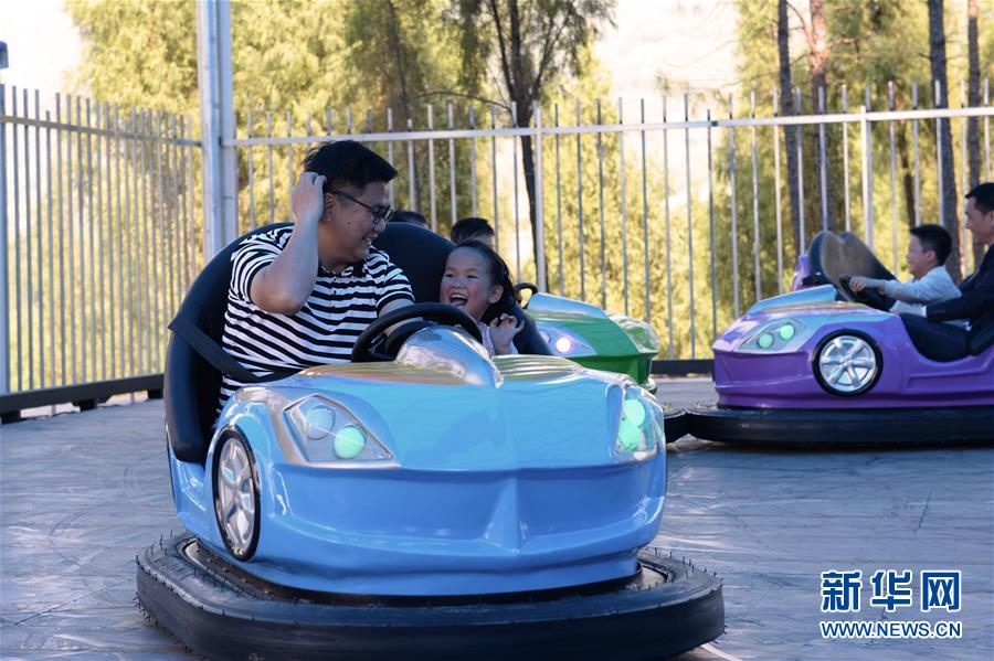 (決戰(zhàn)決勝脫貧攻堅(jiān)·圖文互動(dòng))(3)理發(fā)師“修剪”鄉(xiāng)村游一團(tuán)亂麻