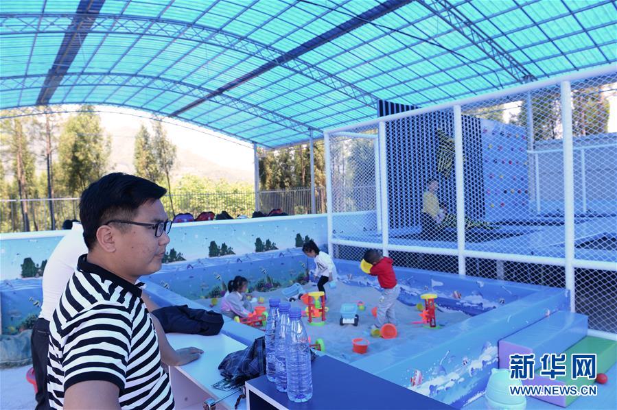 (決戰(zhàn)決勝脫貧攻堅(jiān)·圖文互動(dòng))(4)理發(fā)師“修剪”鄉(xiāng)村游一團(tuán)亂麻