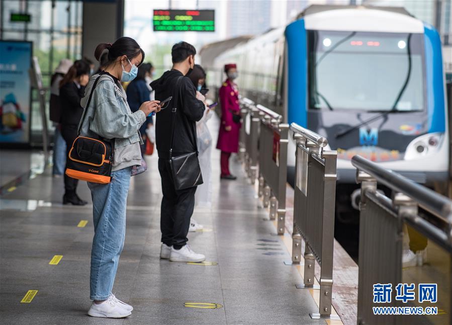 （在習(xí)近平新時(shí)代中國(guó)特色社會(huì)主義思想指引下&mdash;&mdash;新時(shí)代新作為新篇章&middot;習(xí)近平總書記關(guān)切事&middot;圖文互動(dòng)）（4）疫情防控不減壓　復(fù)工復(fù)產(chǎn)正加速&mdash;&mdash;武漢&ldquo;解封&rdquo;滿月觀察