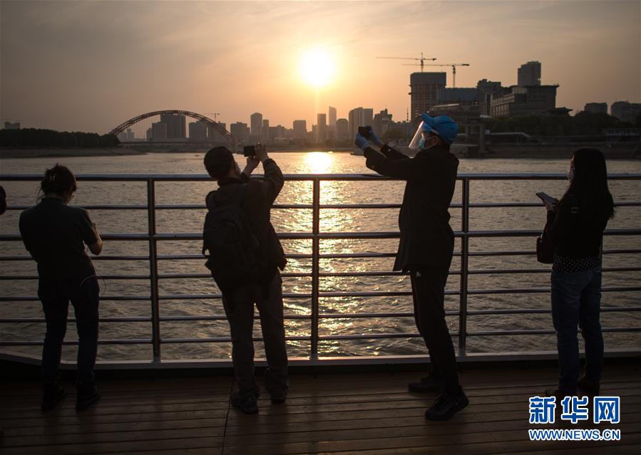 （在習(xí)近平新時(shí)代中國(guó)特色社會(huì)主義思想指引下&mdash;&mdash;新時(shí)代新作為新篇章&middot;習(xí)近平總書記關(guān)切事&middot;圖文互動(dòng)）（9）疫情防控不減壓　復(fù)工復(fù)產(chǎn)正加速&mdash;&mdash;武漢&ldquo;解封&rdquo;滿月觀察