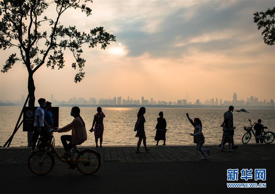 （在習(xí)近平新時(shí)代中國(guó)特色社會(huì)主義思想指引下&mdash;&mdash;新時(shí)代新作為新篇章&middot;習(xí)近平總書記關(guān)切事&middot;圖文互動(dòng)）（10）疫情防控不減壓　復(fù)工復(fù)產(chǎn)正加速&mdash;&mdash;武漢&ldquo;解封&rdquo;滿月觀察