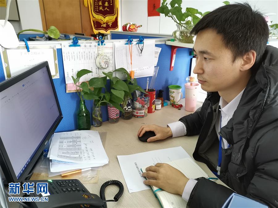 （在習(xí)近平新時(shí)代中國(guó)特色社會(huì)主義思想指引下&mdash;&mdash;新時(shí)代新作為新篇章&middot;習(xí)近平總書(shū)記關(guān)切事&middot;圖文互動(dòng)）（5）錘煉意志　輕裝上陣&mdash;&mdash;黨員干部在一線磨礪閃光故事