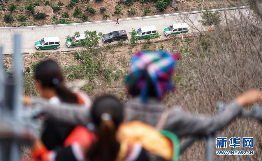 （熱點(diǎn)鮮報(bào)&middot;圖文互動(dòng)）（5）出懸崖記&mdash;&mdash;四川涼山&ldquo;懸崖村&rdquo;貧困群眾走下&ldquo;天梯&rdquo;搬新居