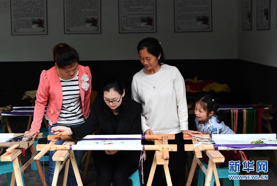 （兩會(huì)人物&middot;圖文互動(dòng)）（1）帶娃、賺錢兩不誤&mdash;&mdash;一位農(nóng)民工代表眼中的脫貧新工作