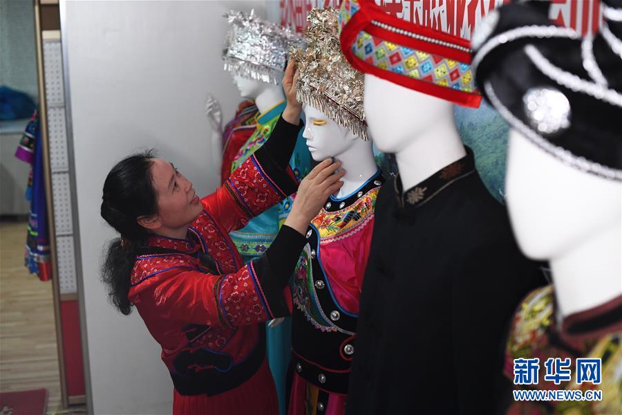 （兩會(huì)人物&middot;圖文互動(dòng)）（5）帶娃、賺錢兩不誤&mdash;&mdash;一位農(nóng)民工代表眼中的脫貧新工作